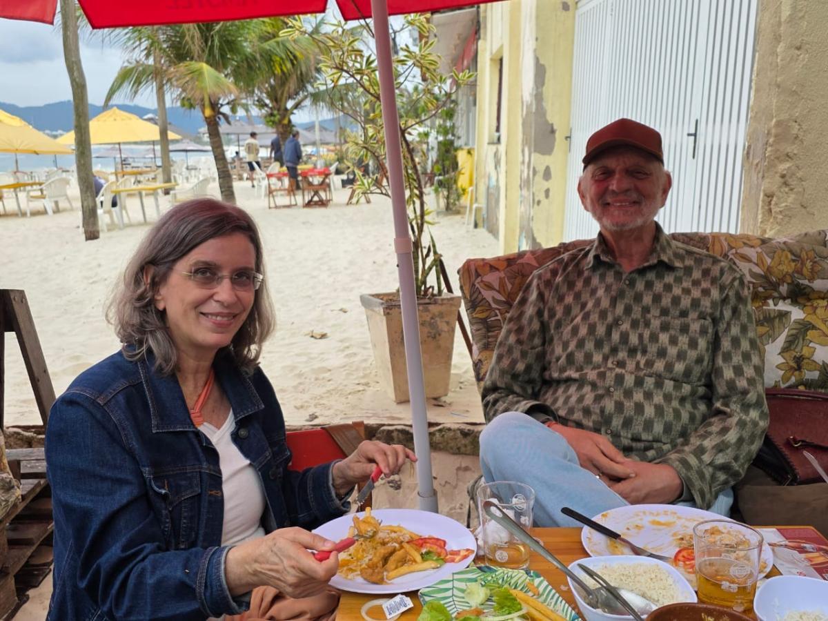 Ritual das cinzas de Michel jogadas na praia de Itaipu