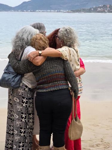 Ritual das cinzas de Michel jogadas na praia de Itaipu