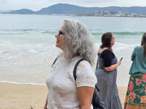 Ritual das cinzas de Michel jogadas na praia de Itaipu