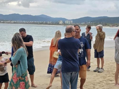 Ritual das cinzas de Michel jogadas na praia de Itaipu