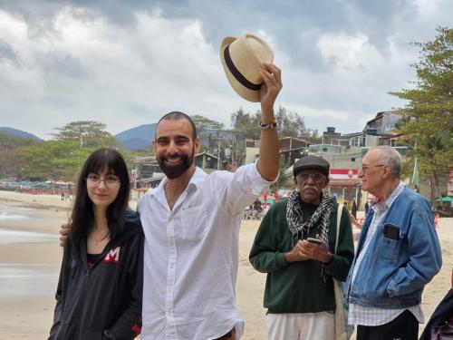 Ritual das cinzas de Michel jogadas na praia de Itaipu