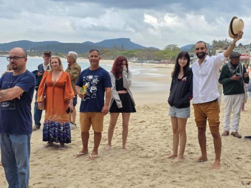 Ritual das cinzas de Michel jogadas na praia de Itaipu