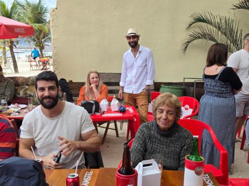 Ritual das cinzas de Michel jogadas na praia de Itaipu